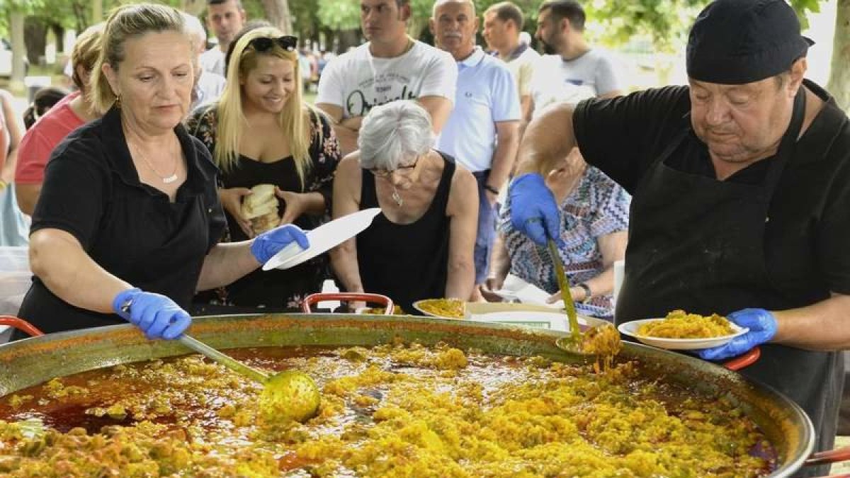 La tradicional paellada fue el acto central de la festividad que debe adaptarse a los nuevos timepos. ACACIO