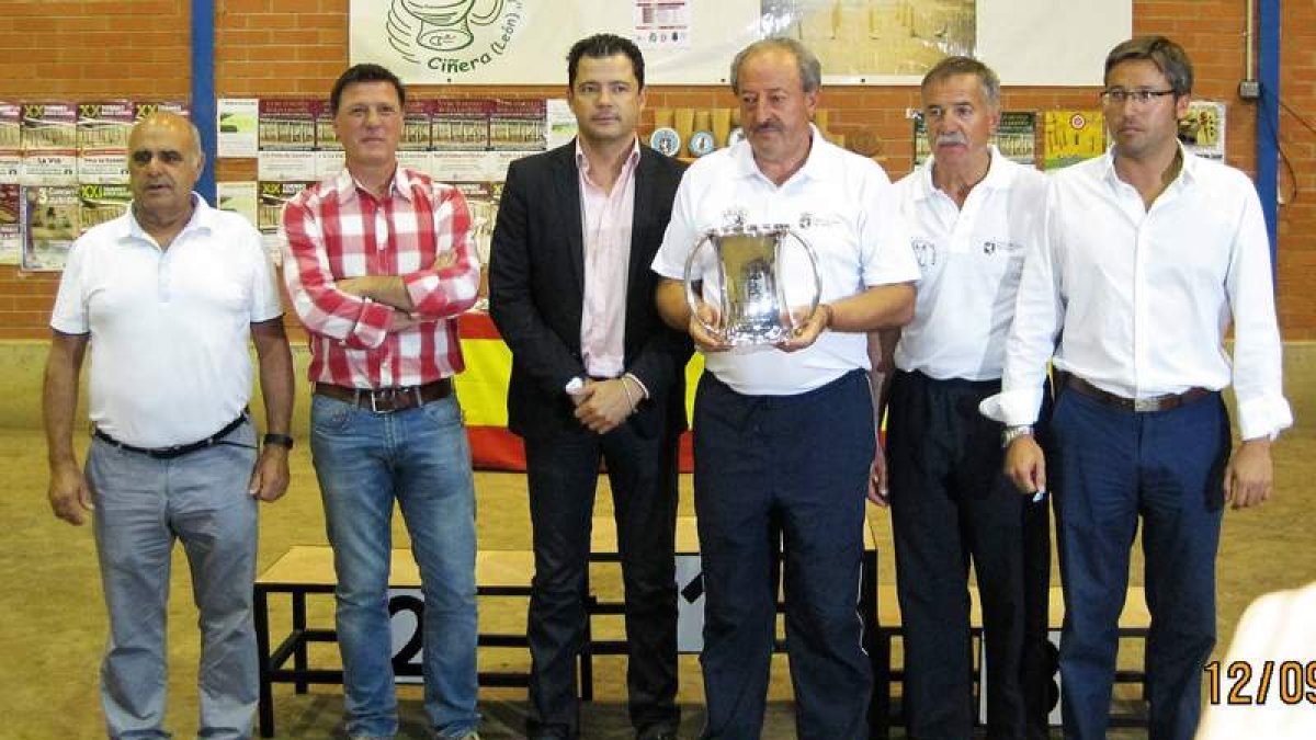Miguel Ángel con su trofeo y otros campeones.
