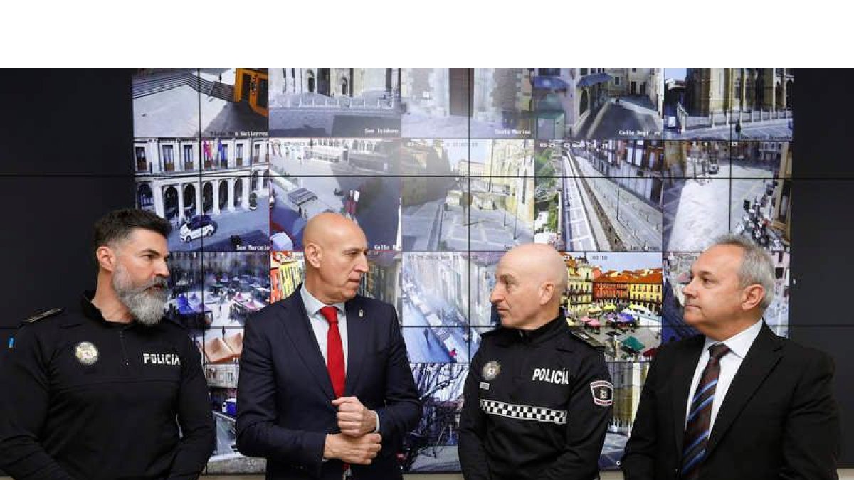 Diez visitó la nueva sala junto a los responsables de la Policía Local y de la empresa. FERNANDO OTERO