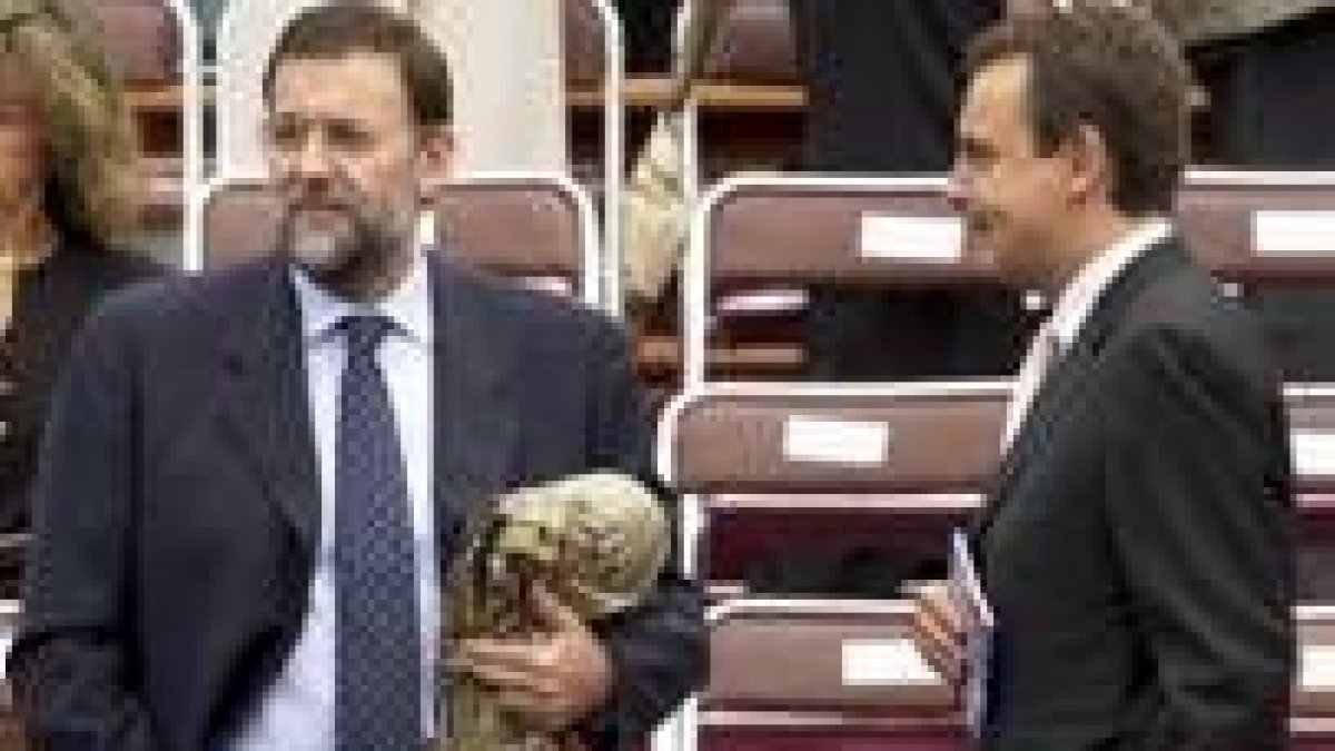 Rajoy y Zapatero al término del desfile militar con motivo de la fiesta nacional del 12 de octubre