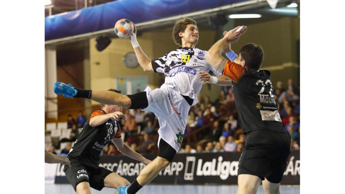 La solidez defensiva del Abanca Ademar ahogó el ataque del Atlético Valladolid. JESÚS F. SALVADORES