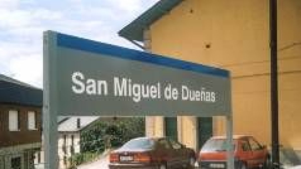 Uno de los carteles de las estación de Renfe en San MIguel de las Dueñas, pero sin el «las» original