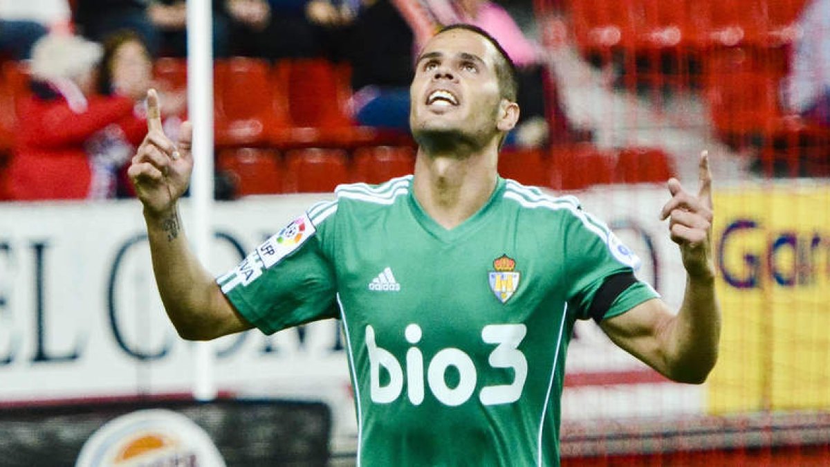 Acorán marcó el primero de los tres goles de la Deportiva en el único triunfo en El Molinón. L. DE LA MATA