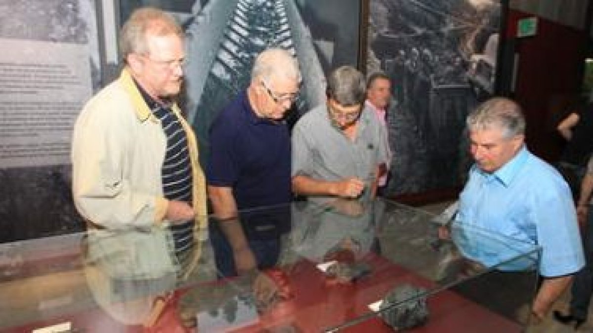 En la imagen ex trabajadores de la vieja central de la MSP observan objetos del museo.