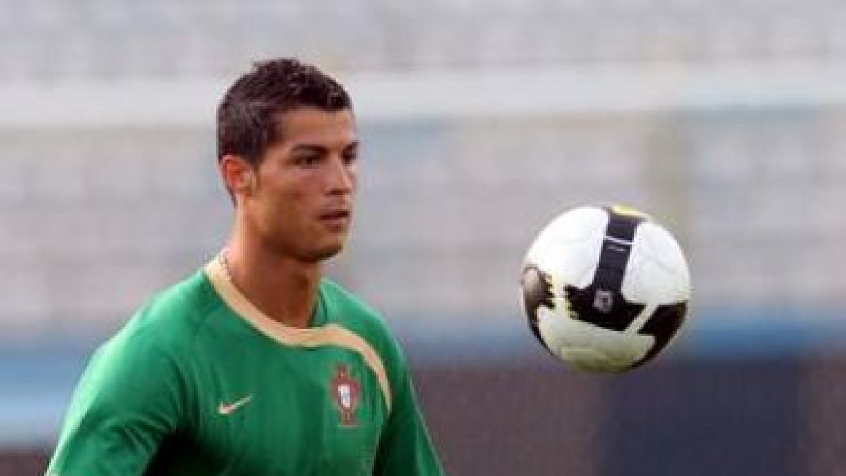 Cristiano Ronaldo juega con el balón durante una sesión de entrenamiento con Portugal.