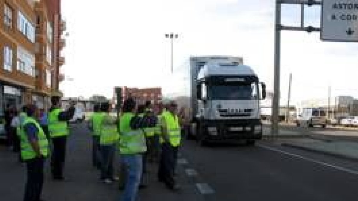 Un grupo de camioneros invita a detenerse a un camión que cruza la travesía de la N-VI en La Bañeza
