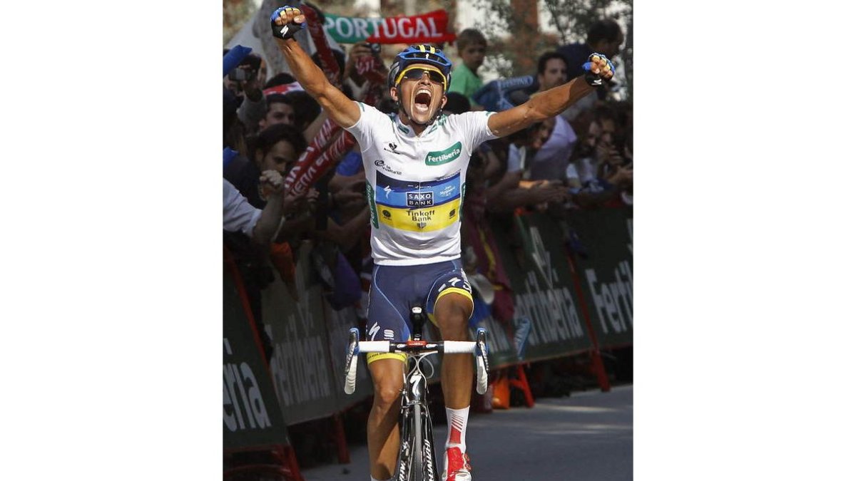 Contador grita de rabia y alegría al cruzar vencedor en la meta de Fuente Dé.