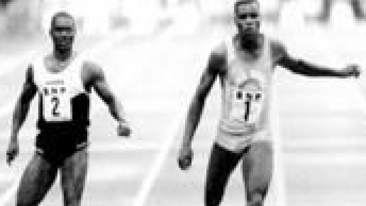 Carl Lewis, a la derecha, fue el peor enemigo de Johnson, a la izquierda