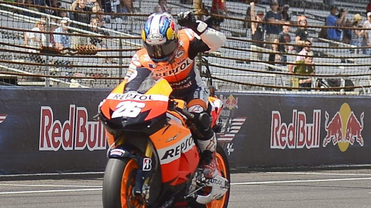 El español Dani Pedrosa celebra con el puño en alto la victoria en el Gran Premio de Indianápolis.