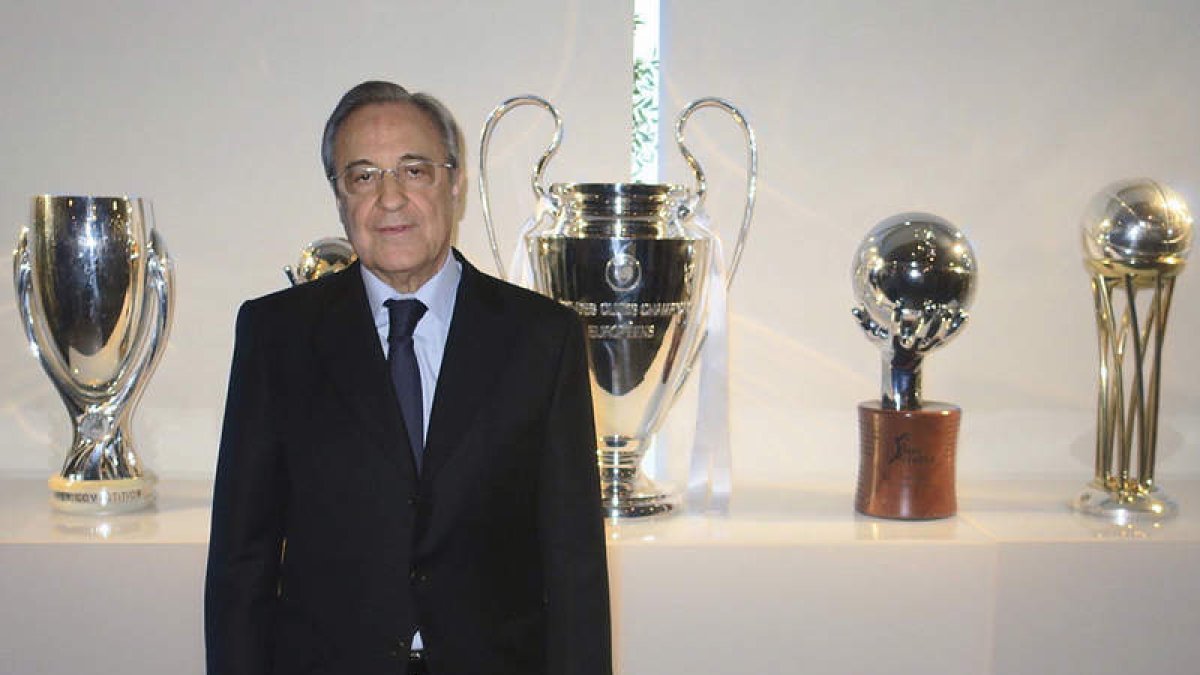 Florentino Pérez posa con las últimas copas conseguidas por el club antes de su discurso de Navidad. ÁNGEL DÍAZ