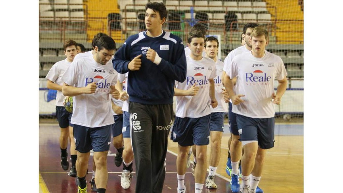 El técnico Manuel Cadenas podrá contar con todos sus jugadores para medirse al Partizán.