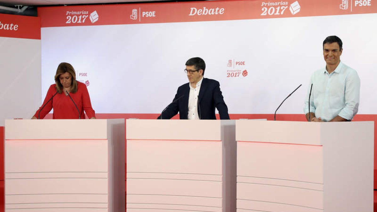 Los candidatos a la Secretaría General, Susana Díaz, Patxi López y Pedro Sánchez, durante el debate de ayer en Ferraz. EVA ERCOLANESE