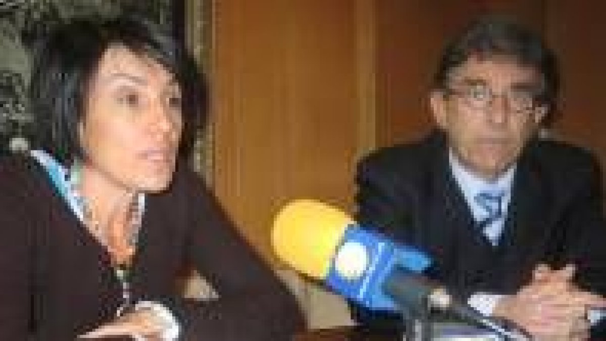 Carmen Fernández, en una imagen de archivo con el alcalde, Jesús Esteban, asume mayor protagonismo