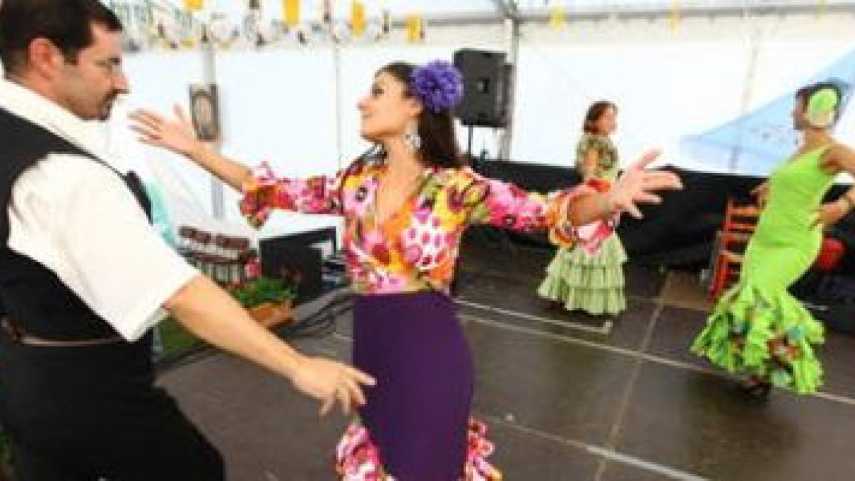 Una exhibición de sevillanas dio la bienvenida a los primeros visitantes de la Feria del Folklore y