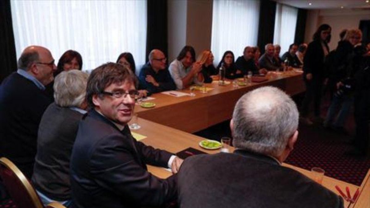 Puigdemont preside la reunión del grupo parlamentario de JxCat en Bruselas.