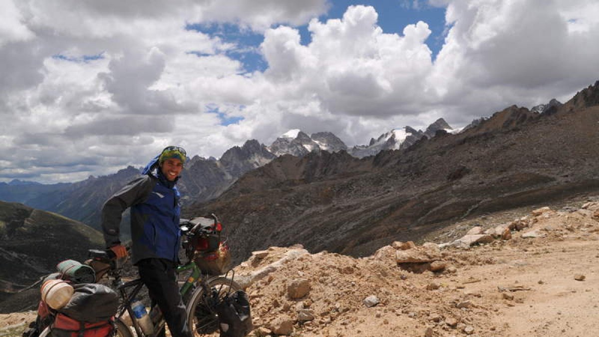 El ciclista y fotógrafo Javier Martínez de la Varga, atravesando el Himalaya en bicicleta.