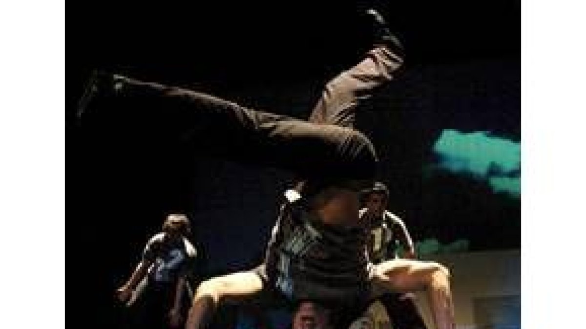 El espectáculo de Addictos une los pasos de «break-dance» a una compleja escenografía digital