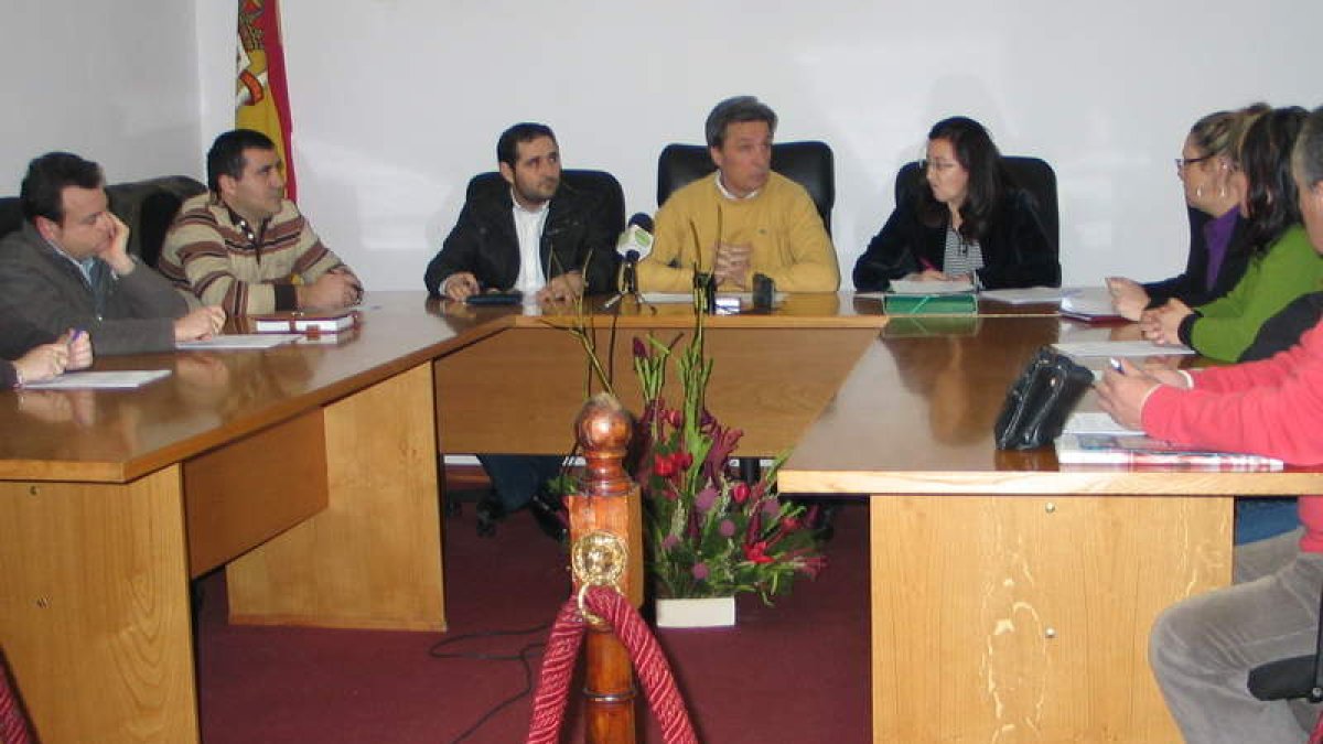 Imagen de uno de los últimos plenos celebrados en el Ayuntamiento de Toreno.