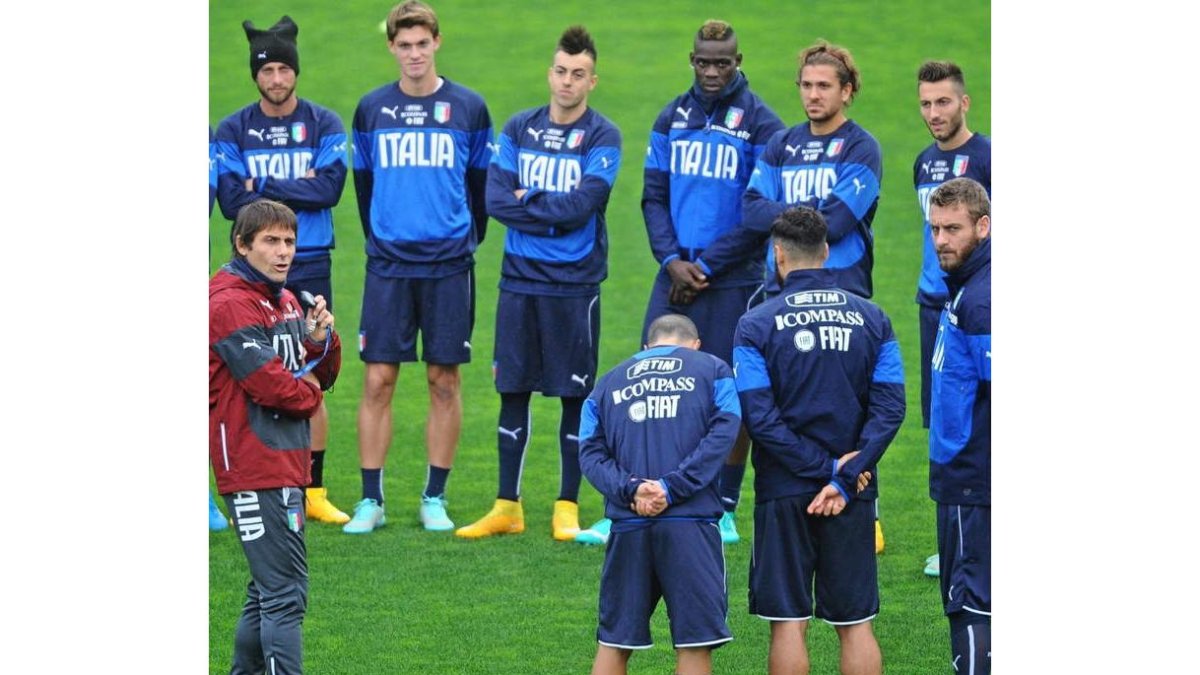Antonio Conte, izquierda, dirigiendo el entrenamiento de Italia ayer en Coverciano.