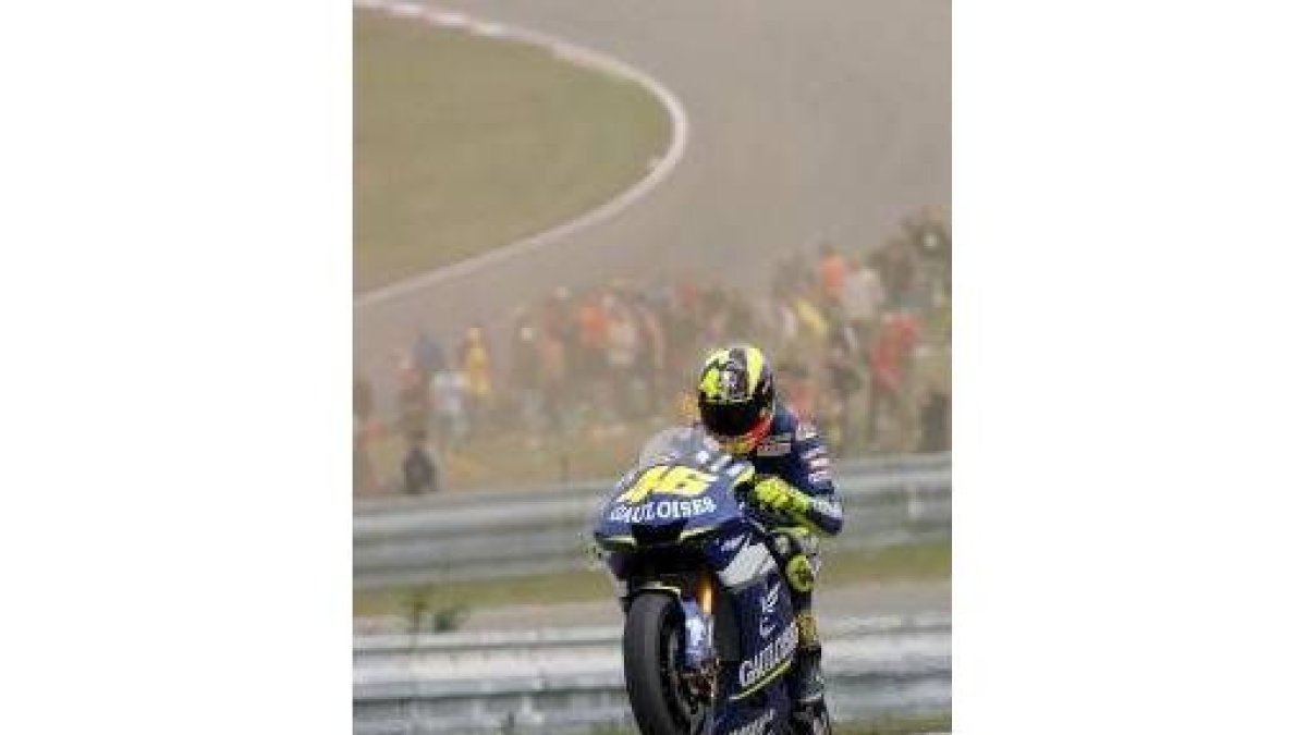 Valentino Rossi hace un caballito tras cruzar el primero la línea de meta, el pasado domingo
