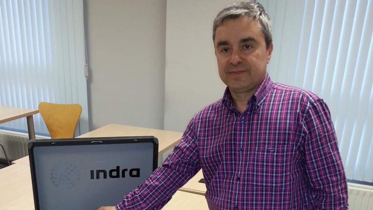 El coordinador del servicio, Luis Panizo con el inhibidor de frecuencia portátil.