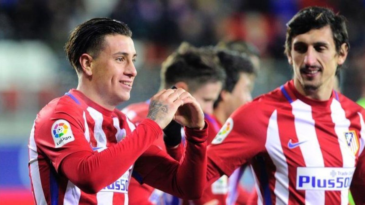 Giménez celebra su gol al Eibar junto al otro central del Atlético, el montenegrino Savic.