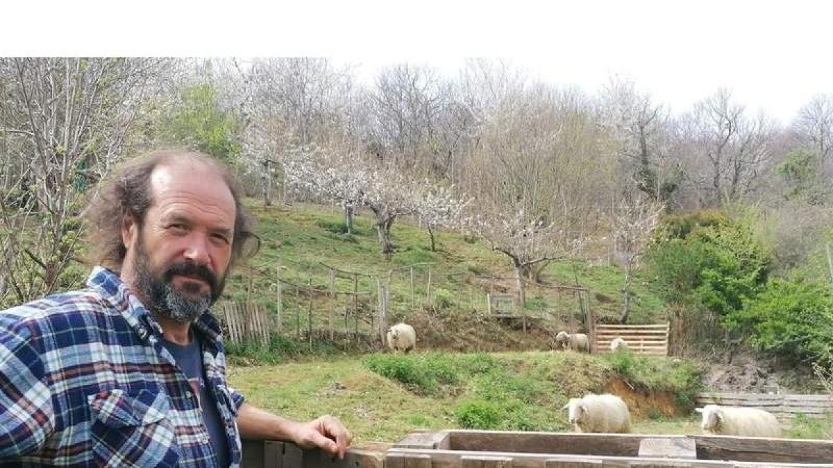 Foto facilitada por Medio Rural de José Ángel Rodríguez con sus ovejas. DL