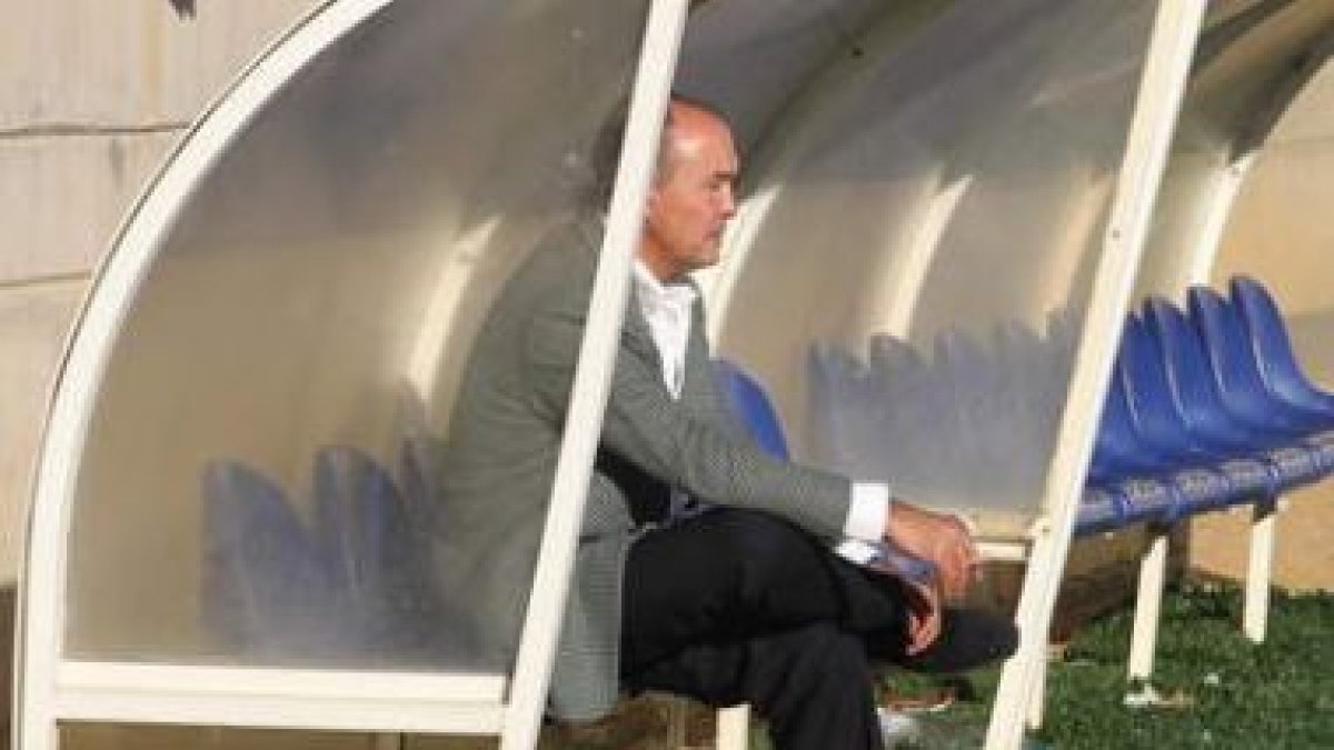 El director deportivo de la Cultural, Santiago Vega, sigue un entrenamiento de la Cultural.