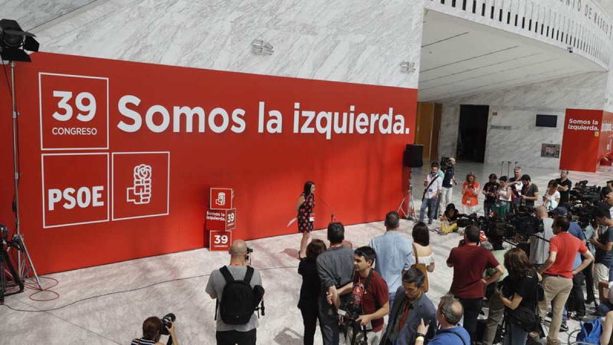 Adriana Lastra visitó ayer las instalaciones donde tendrá lugar el congreso. EMILIO NARANJO