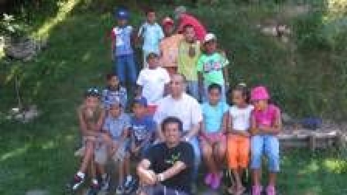 Un grupo de niños saharauis, ayer tarde en Las Médulas con Celemín y el portavoz de la asociación