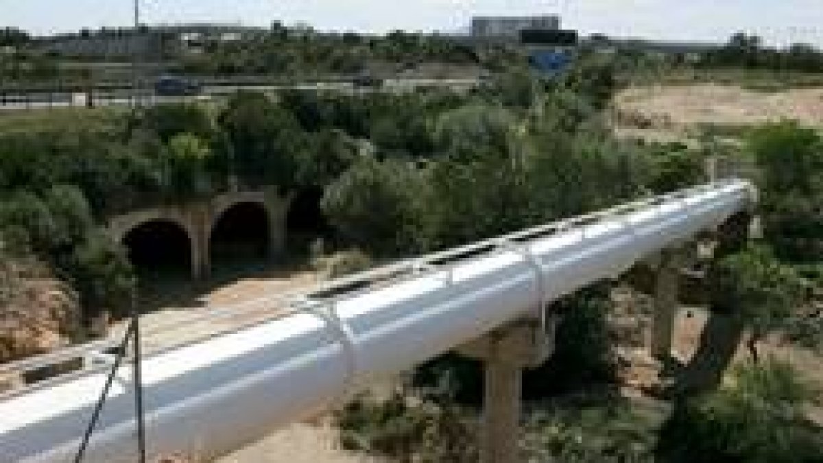 Vista de las tuberías del minitrasvase del Ebro a Tarragona a su paso junto a la AP-7 en L'Ampolla