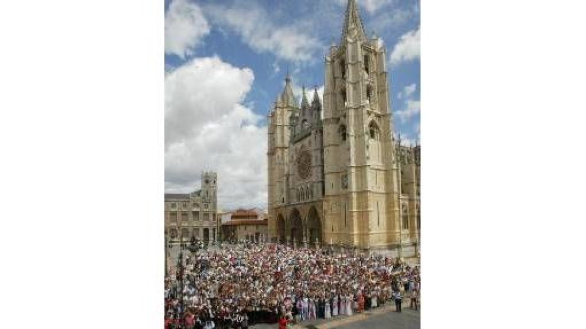 Fotografía «de familia» de los leoneses congregados ayer en la plaza de Regla, junto a la Catedral