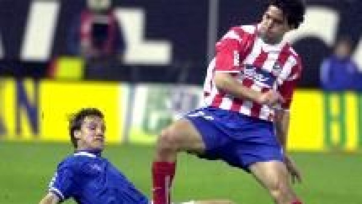 El atlético Contra disputa un balón con el vasco Gurpegi