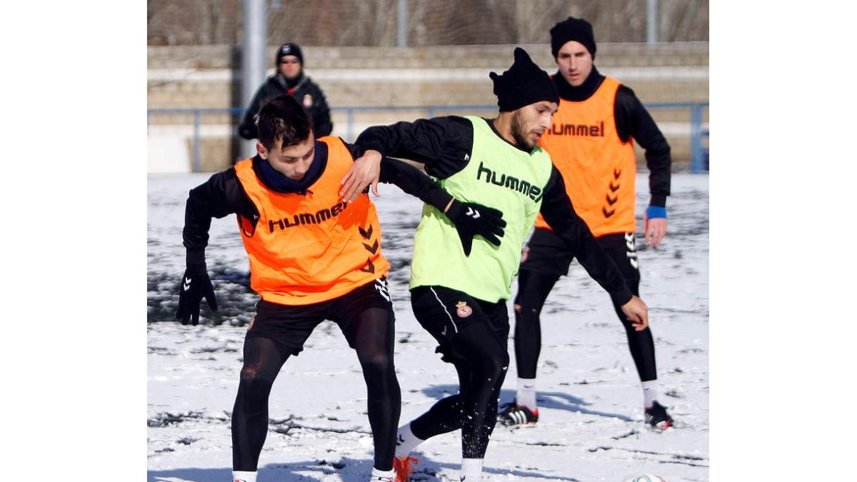 Los jugadores culturalistas preparan sobre la nieve el partido de esta tarde ante el Sporting B.