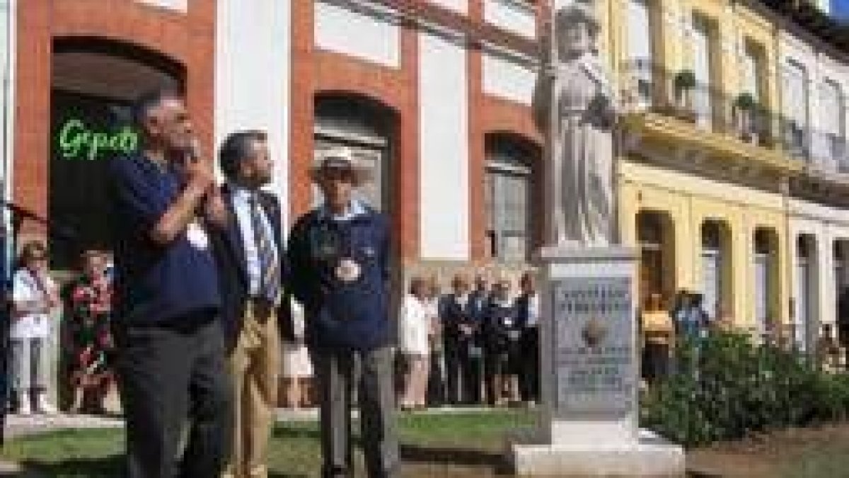 Arturo Cabo, José Miguel Palazuelo y Conrado Blanco, durante la bendición de la nueva escultura