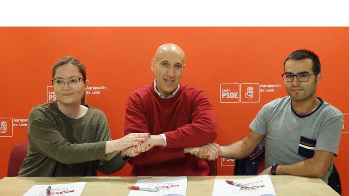 Diez firma un contrato con los consejos de la juventud. DL