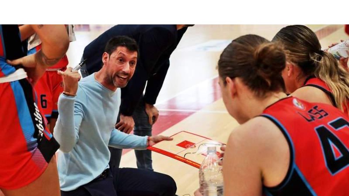 El entrenador del Pajariel Bembibre, Pepe Vázquez. DL