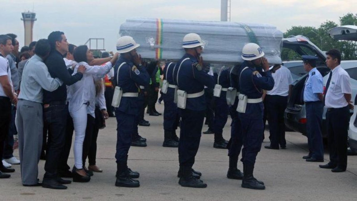 Entierro de la tripulación del avión siniestrado.