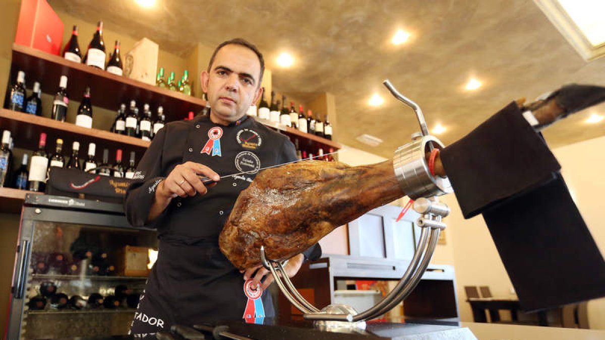 Agustín Risueño Pérez, ganador del Campeonato Nacional de Cortadores de Jamón celebrado en Segovia.