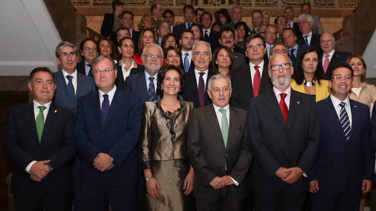 Los asistentes a la cumbre y las autoridades posaron ayer en la escalinata de San Marcelo