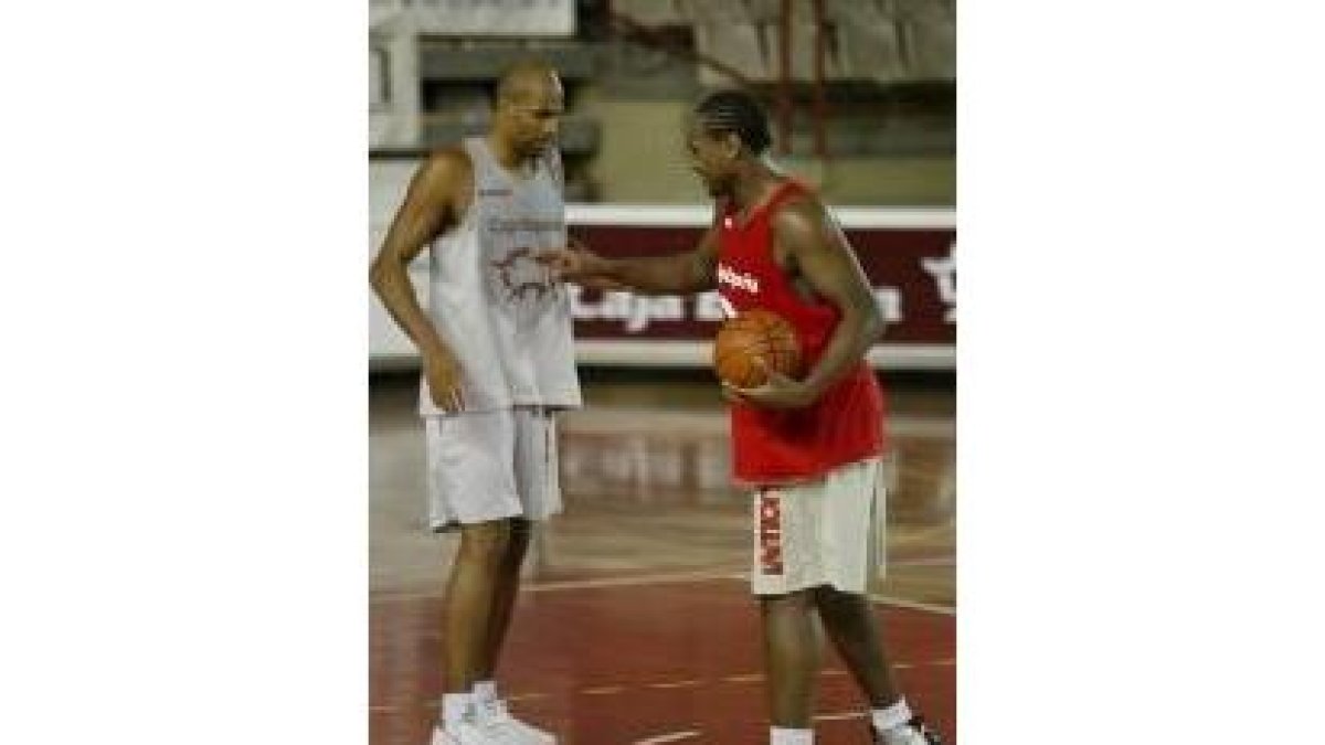 Anthony Evans, a la derecha, junto a Tchiloemba, ya se entrenó ayer