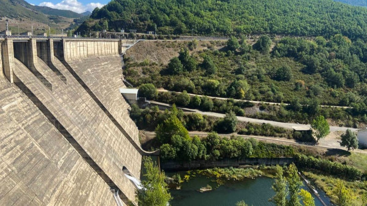 El pantano del Porma, desembalsando el pasado mes de septiembre. RAMIRO