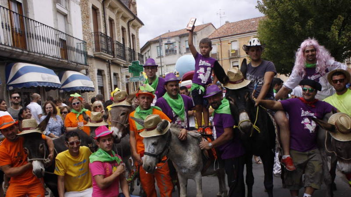 Peñistas junto a algunos de los burros que participaron en la carrera del año pasado. CAMPOS