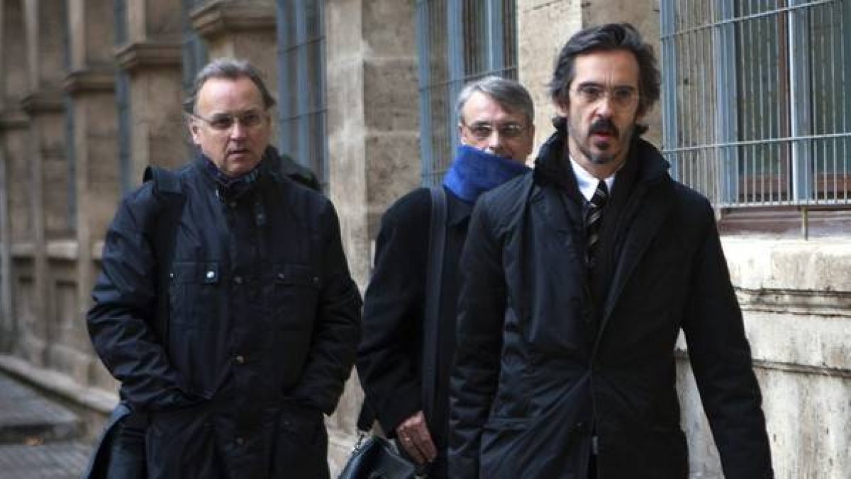Marco Antonio Tejeiro (izquierda), junto a su hermano Miguel (centro) y su abogado, acuden a declarar a los juzgados de Palma, en febrero del 2012.