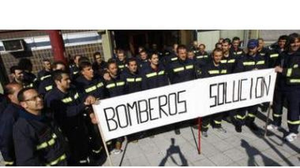 Los bomberos se manifestaron en mayo para exigir una solución al conflicto.