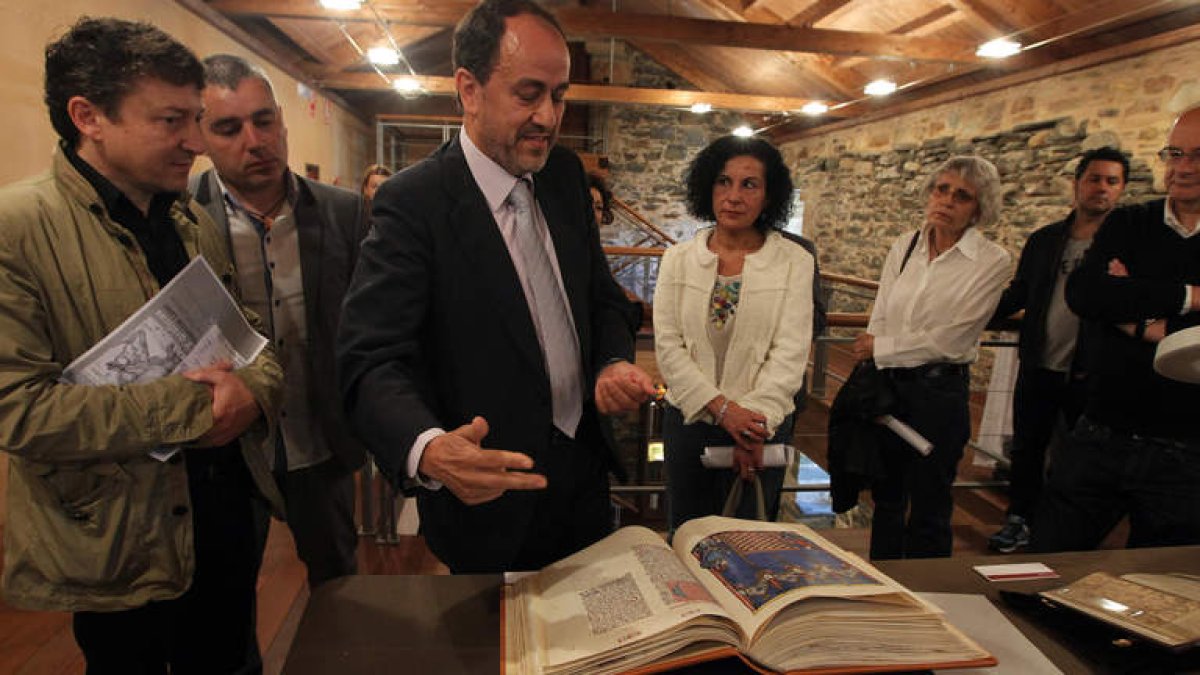 Folgueral, Macías, Ovalle, Santín y el historiador Vicente Fernández (derecha), en la presentación de las nuevas obras.