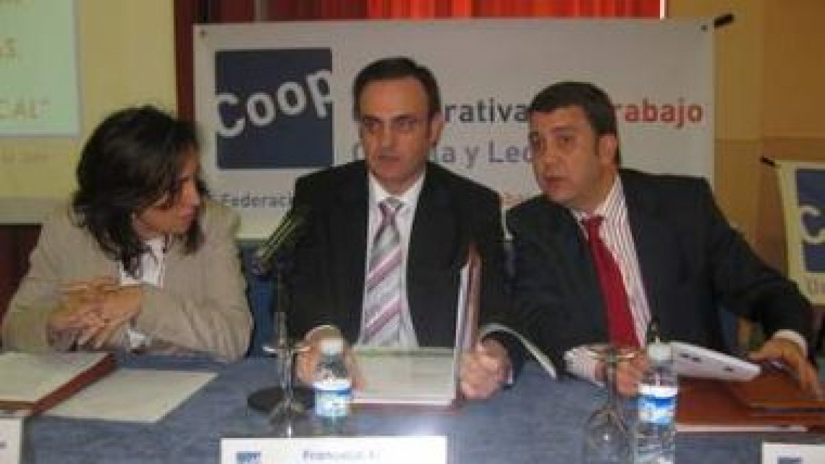 Córdula García, Francisco Abella y Carlos López Riesco, en la presentación
