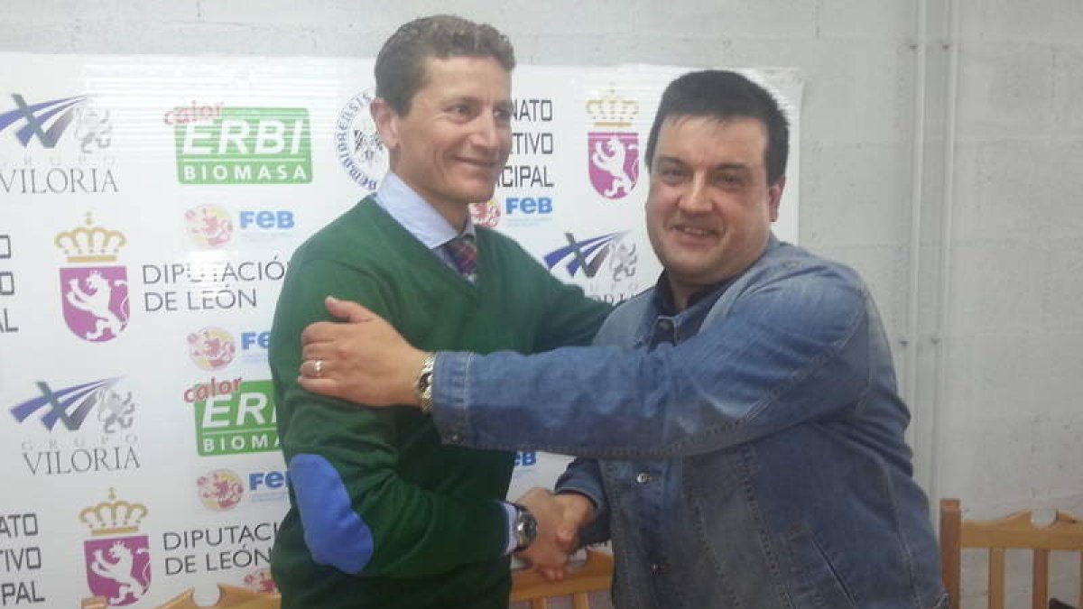 Un apretón de manos sella el acuerdo entre club y técnico.