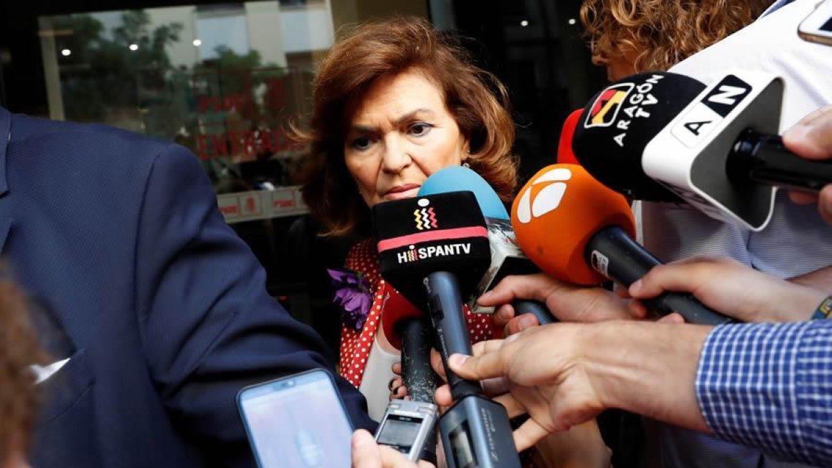 La vicepresidenta del Gobierno en funciones, Carmen Calvo, atiende a los medios a su llegada a Ferraz para la reunión de la Ejecutiva del PSOE.