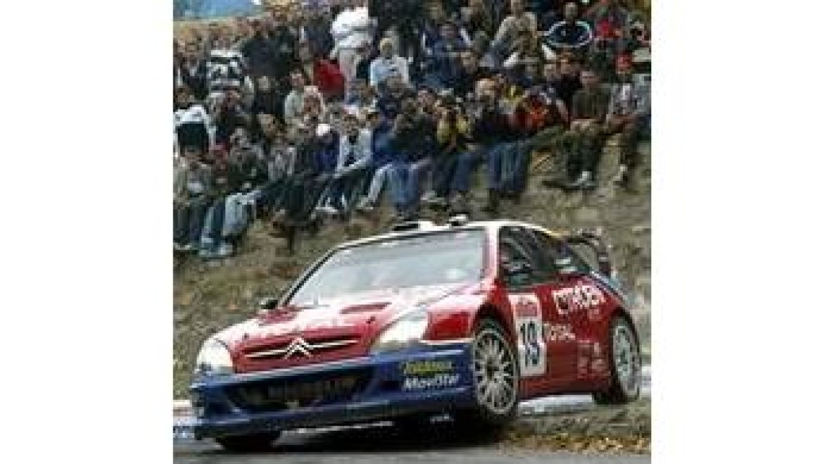 Carlos Sainz pilota su coche, durante la etapa de ayer del rally
